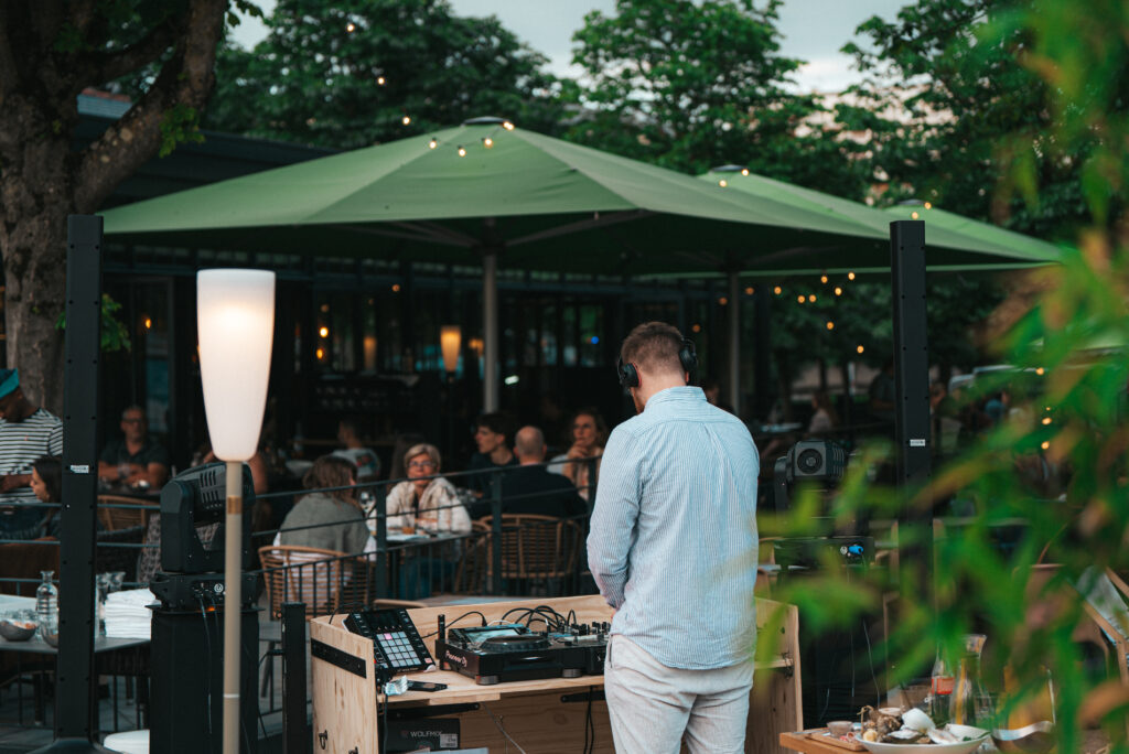 Photo prise par Weddevent, montrant le DJ weddevent sur une prestation pour le restaurant du Mail