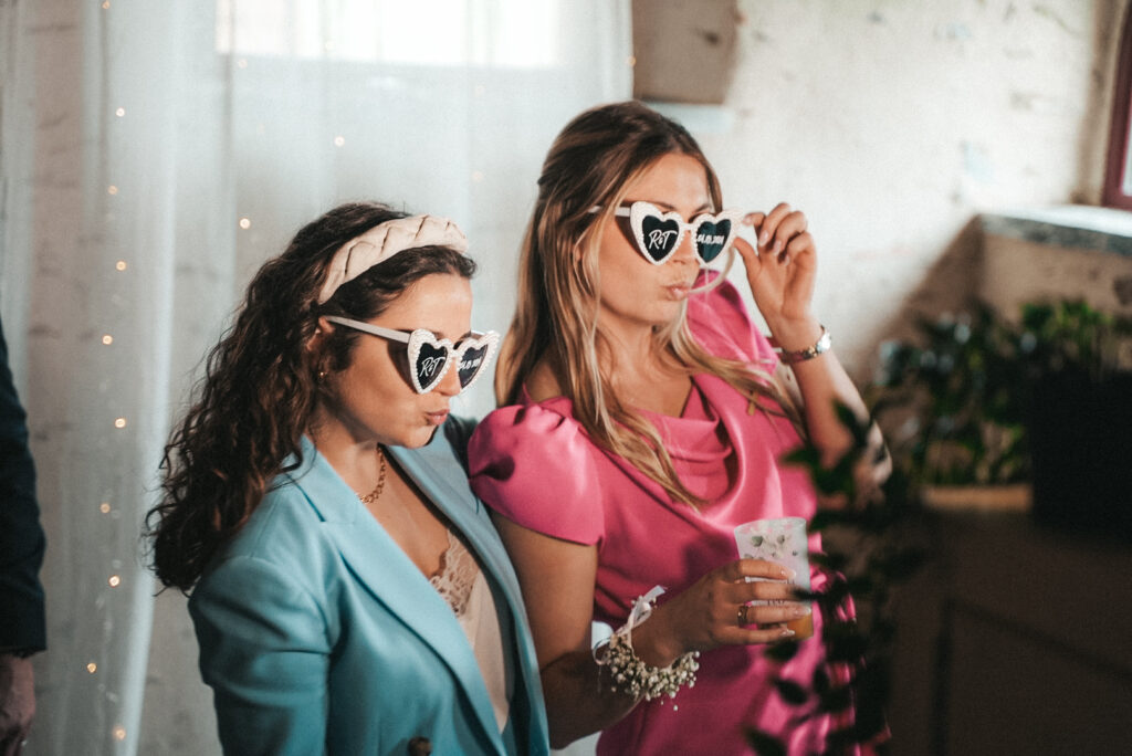Photo prise par Weddevent, montrant des invités se prenant en photo devant notre photobooth, vêtus de tenues colorées.